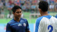 Bek Arema, Purwaka Yudhi, bakal menghadapi sahabatnya di Barito Putera, Samsul Arif. (Bola.com/Iwan Setiawan)