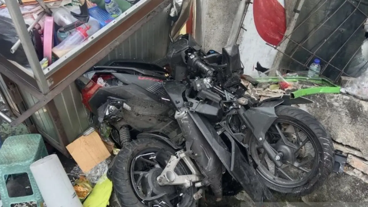 Kecelakaan di Jalan Swasembada Barat IV, Kebon Bawang, Tanjung Priok, Jakarta Utara (Jakut).