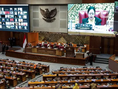 Ketua DPR RI Puan Maharani terlihat pada layar besar saat memimpin Rapat Paripurna Pembukaan Masa Persidangan V Tahun Sidang 2022-2023 di Gedung DPR RI, Jakarta, Selasa (16/5/2023). (Liputan6.com/Faizal Fanani)
