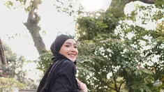 Hitam pilihan aman untuk siapapun termasuk Cita Citata dalam foto ini. Dengan senyum merekah, aura pedangdut kelahiran Bandung, 14 Agustus 1994, ini kian memancar. Dilatari cahaya matahari yang terhalang dahan dan ranting pohon, nuansa sejuk sekaligus teduh terasa dalam foto itu. “Blessed,” ujar Cita Citata bersama foto yang diunggah pada 9 Agustus 2022. (Foto: Dok. Instagram @cita_citata)