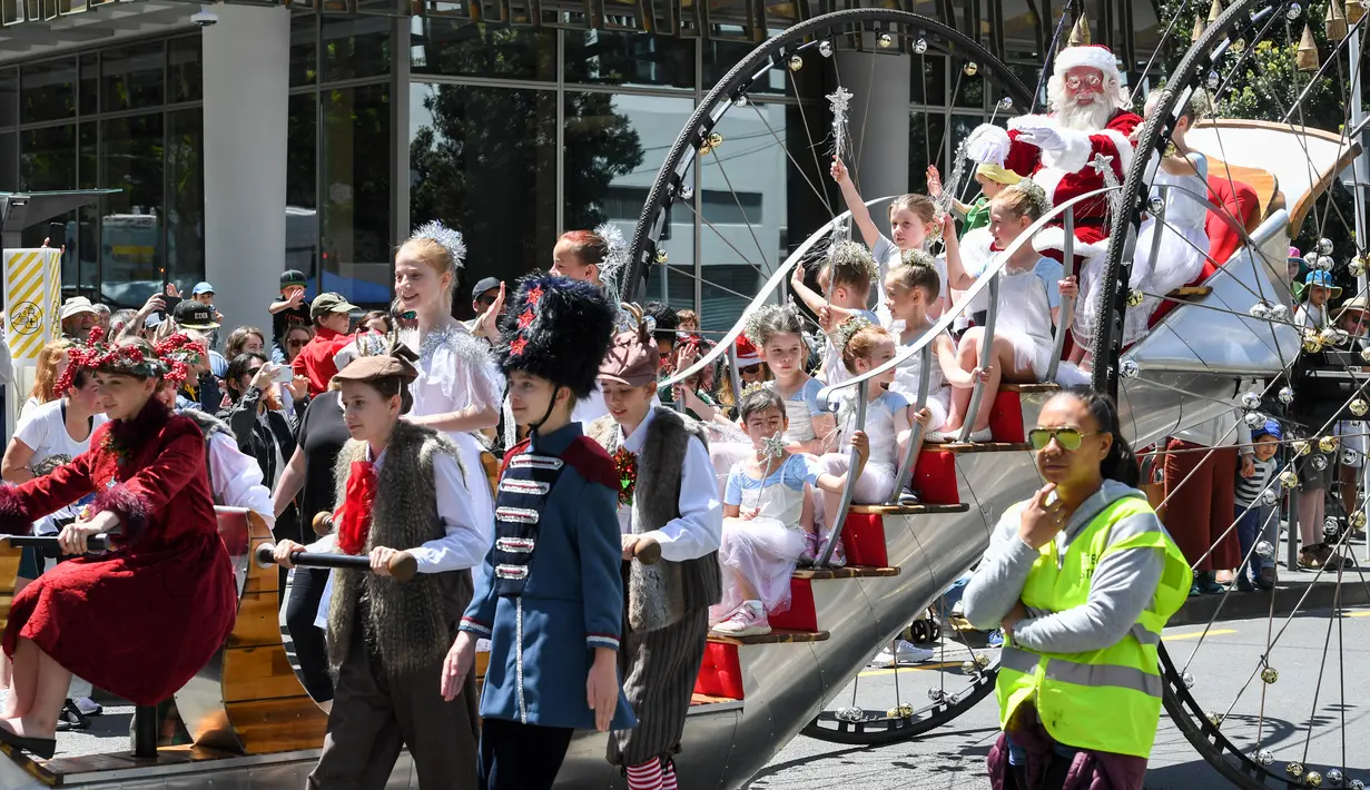 Orang-orang berpartisipasi dalam pawai Natal tahunan yang digelar di pusat kota Wellington, Selandia Baru, pada 28 November 2020. (Xinhua/Guo Lei)