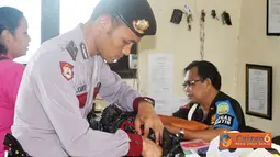 Citizen6, Cilacap: Untuk memerangi peredaran narkoba di Nusakambangan makan Polres Cilacap melakukan pemeriksaan di pintu-pintu masuk Lapas. Termasuk memeriksa pembesuk maupun petugas lapas Nusakambangan. (Pengirim: Humas Cilacap)