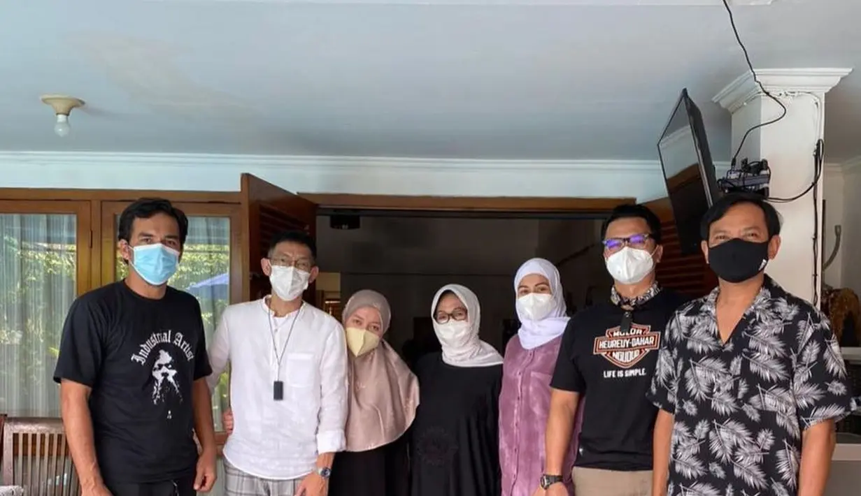 Artis Nyekar ke Makam Rina Gunawan ada Melly Goeslaw, Anto Hoed, Deswita Maharani, Ferry Maryadi dan Hedi Yunus. (Instagram/melly_goeslaw)