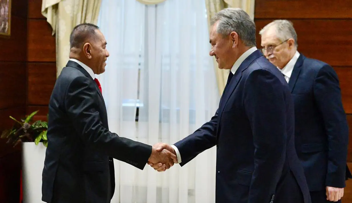 Menhan RI Ryamizard Ryacudu (kiri) berjabat tangan dengan Menhan Rusia Sergey Shoigu saat bilateral meeting di Kantor Pusat Kemenhan Rusia, Znamenka Ulitsa Moscow, Rabu (6/2). Pertemuan membahas stabilitas keamanan kawasan. (Liputan6.com/HO/Puskom Kemhan)