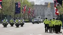 Petugas polisi terlihat di The Mall dekat Istana Buckingham menjelang akhir pekan penobatan Raja Charles III dan Ratu Camilla  di pusat kota London, Jumat (5/5/2023). (Photo by Odd ANDERSEN / AFP)
