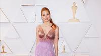 Jessica Chastain pakai gaun ombre berkilauan di karpet merah Oscar 2022. (Gucci).