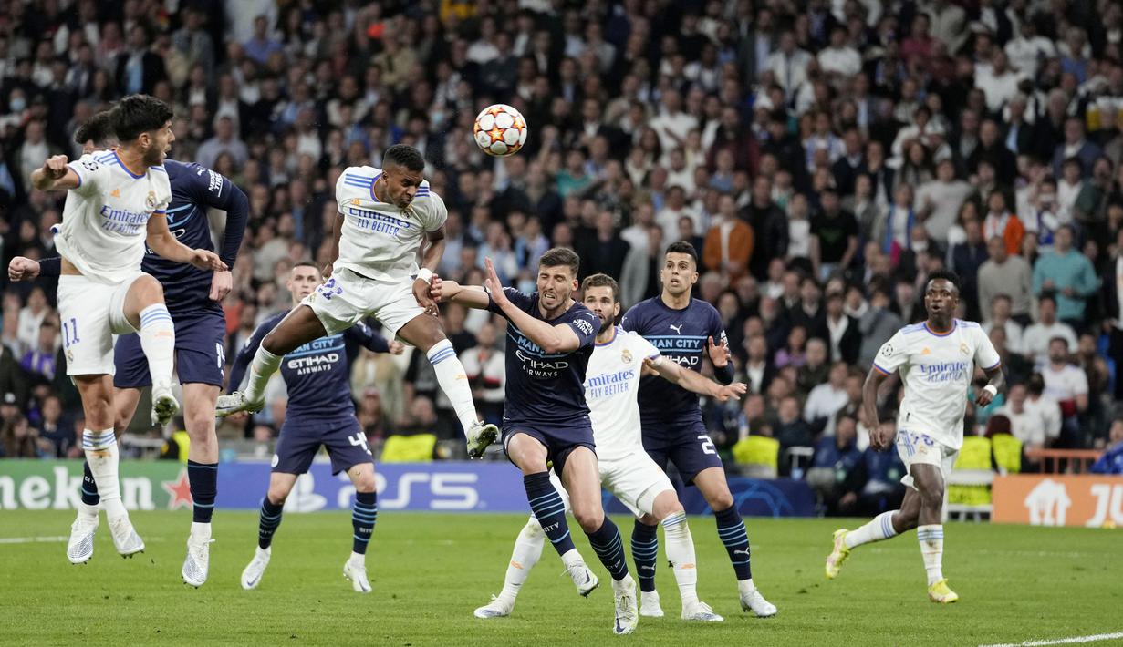 <p>Mental juara Real Madrid benar-benar terbukti di laga ini. Jelang laga nampaknya akan berakhir, Rodrygo berhasil memborong dua gol. Skor berubah menjadi 2-1 untuk keunggulan Los Blancos. (AP/Bernat Armangue)</p>