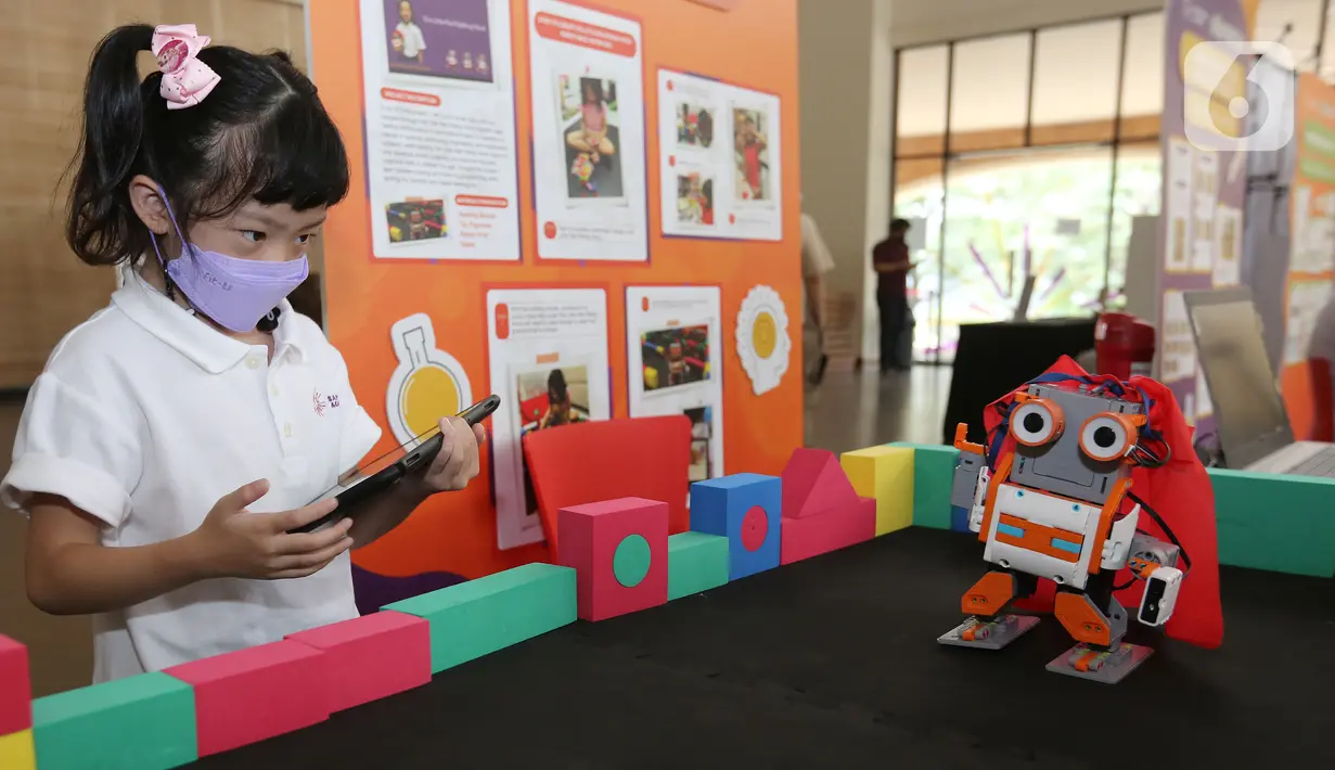 Siswa mempresentasikan hasil karyanya pada acara Science, Technology, Engineering, Arts, dan Mathematics (STEAM) Expo di BSD City, Tangerang Selatan, Jumat (11/03/2022). Program tahunan Sampoerna Academy mengangkat tema “The World of Future Innovators”. (Liputan6.com/Fery Pradolo)