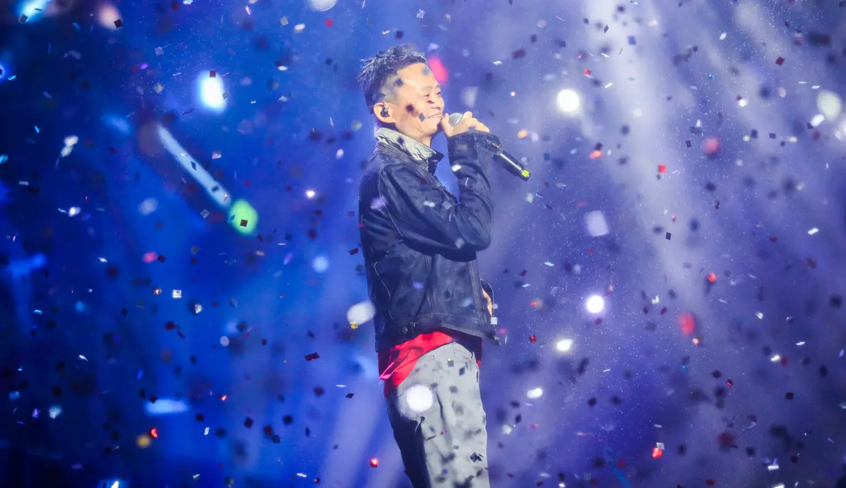 Pendiri dan ketua eksekutif Alibaba Group, Jack Ma menyanyikan sebuah lagu saat Festival Musik Yunqi di Hangzhou, China (11/10). Jack Ma tampil dengan mengenakan kaos dipadu dengan jaket denim. (AFP Photo/STR/China Out)