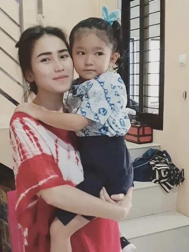 Tetap Memesona, Ini 6 Gaya Sederhana Ayu Ting saat Pakai Daster