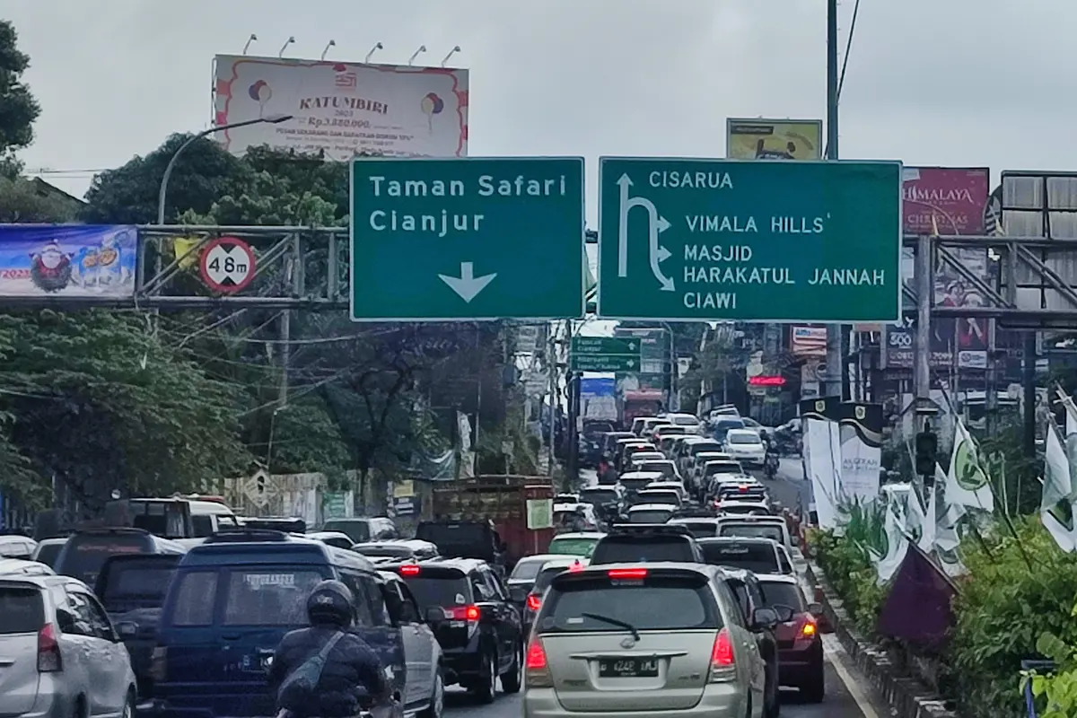 Ruas jalan Tol Jagorawi dan arteri mengarah Puncak, Kabupaten Bogor masih dipadati kendaraan wisatawan di hari keempat libur lebaran Idul Fitri.