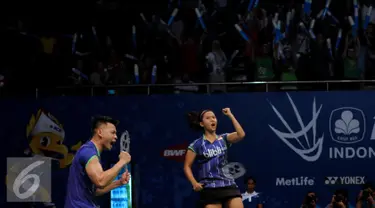 Ganda campuran Indonesia, Riky Widianto dan Richi Puspita Dili bersorak usai memastikan kemenangan atas Lee Chun Hei/Chau Hoi Wah (Hongkong) di BCA Indonesia Open, Jakarta, (31/5). Riky/Richi unggul 21-13, 14-21, 21-18. (Liputan6.com/Helmi Fithriansyah)