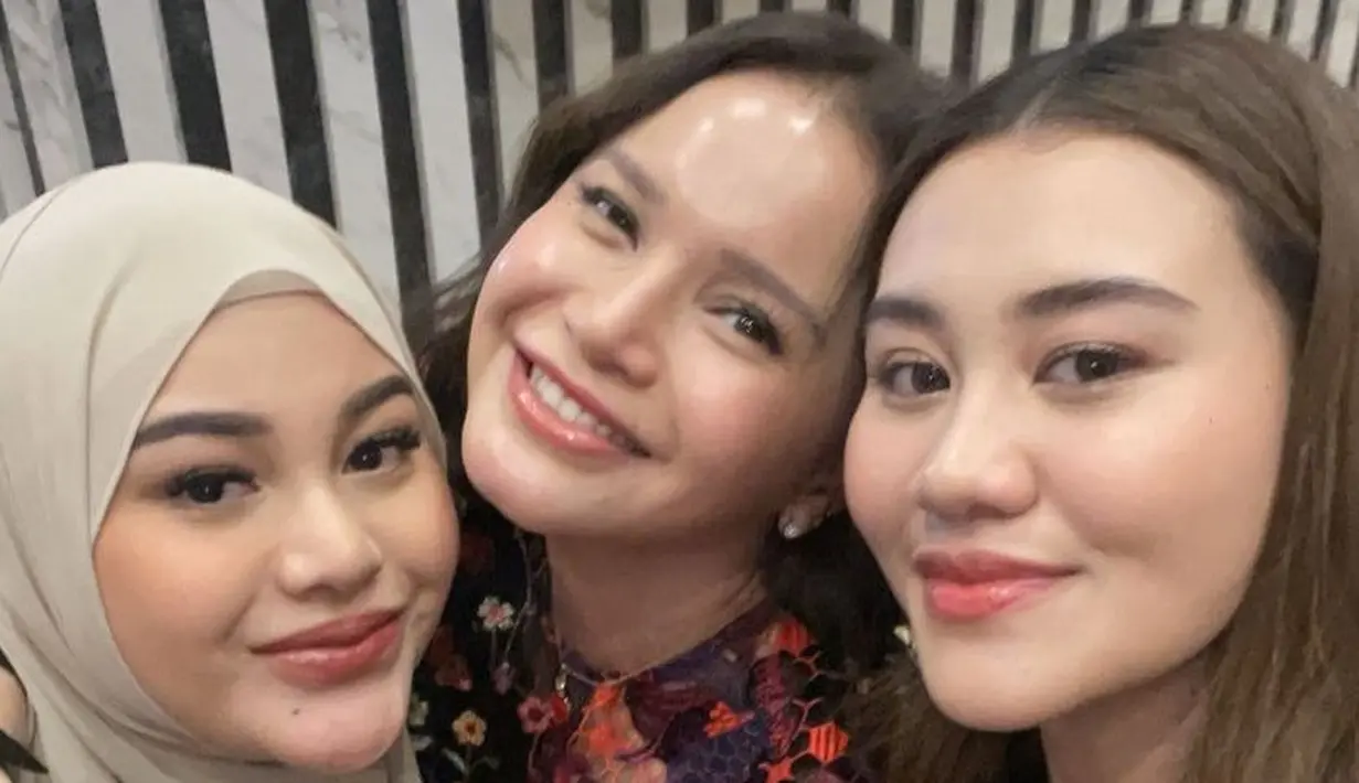 <p>Begitu pun dengan Aaliyah Massaid yang hadir dengan gamis hitam. Ia mengaplikasikan makeup natural tidak berlebih hanya memoles lipstik coral di bibirnya. [@aaliyah.massaid]</p>