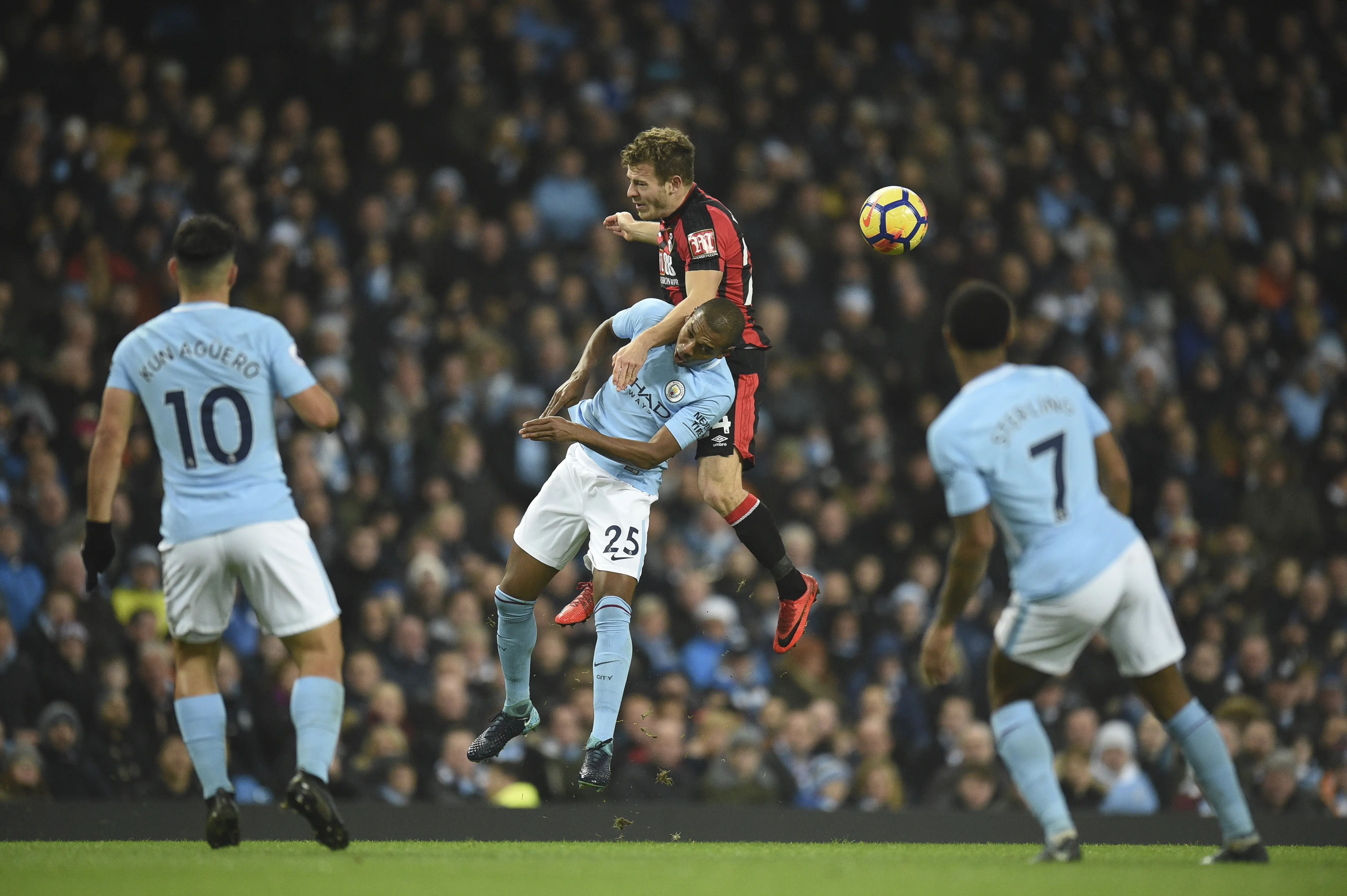 Fernandinho (tengah) terlibat duel ketat dengan pemain Bournemouth (OLI SCARFF / AFP)