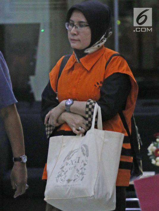 Tersangka Hakim Pengadilan Negeri Tangerang, Wahyu Widya Nurfitri kenakan rompi oranye setelah diperiksa di gedung KPK, Jakarta, Selasa (13/3). Wahyu menerima suap dari dua pengacara Agus Wiratno dan HM Saifudin. (Liputan6.com/Herman Zakharia)