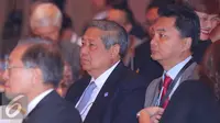 Presiden RI ke-6, Susilo Bambang Yudhoyono bersama Pendiri FPCI Dino Patti Djalal saat menghadiri konferensi internasional 'In The Zone' di Jakarta, Sabtu (14/5). (Liputan6.com/Angga Yuniar)