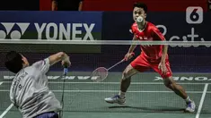 Pebulu tangkis Anthony Sinisuka Ginting melihat ke arah kok saat melawan pebulu tangkis Tommy Sugiarto pada babak pertama Indonesia Open 2022 di Istora Senayan, Jakarta, Senin (14/6/2022). Anthony Sinisuka Ginting melaju ke babak selanjutnya setelah menang dua gim langsung 21-17, 22-20. (Liputan6.com/Faizal Fanani)