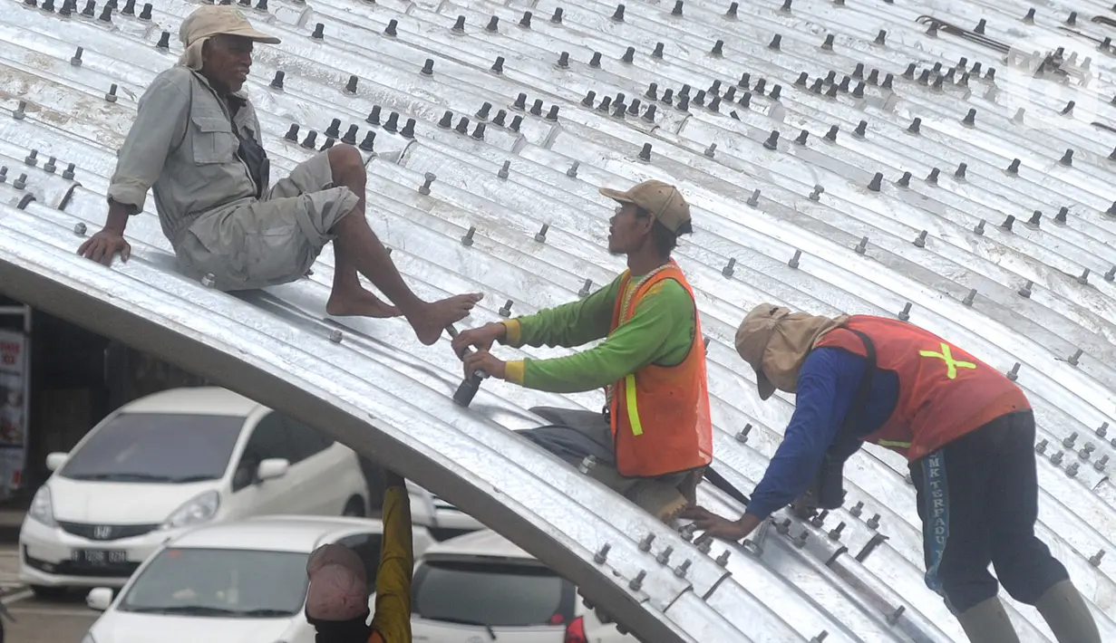 Pekerja memasang baja konstruksi saat pembangunan Flyover Gaplek di Jalan Martadinata,  Pamulang, Tangerang Selatan, Minggu (1/3/2020). Pembangunan flyover yang akan menghubungkan Parung, Jawa Barat, dengan DKI Jakarta tersebut saat ini sudah mencapai 40 persen. (merdeka.com/Arie Basuki)