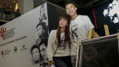 Pedangdut, Inul Daratista, memenangkan lelang raket milik Jonathan Christie saat lelang untuk Palu dan Donggala di Grand Indonesia, Jakarta, Sabtu (24/11). Raket milik Jojo itu laku seharga 200 juta rupiah. (Bola.com/Vitalis Yogi Trisna)