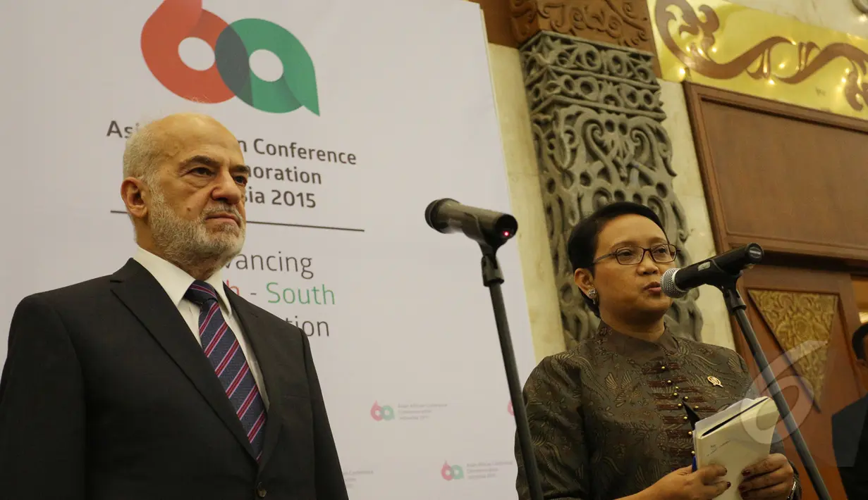 Menlu Retno Marsudi (kanan) menerima Menlu Irak Ibrahim al-Jaafari disela acara KAA ke-60 di JCC, Jakarta (19/4/2015). Pertemuan membahas mengenai kerjasama penanggulangan terorisme terkait dengan gerakan radikal ISIS. (Liputan6.com/Herman Zakharia)