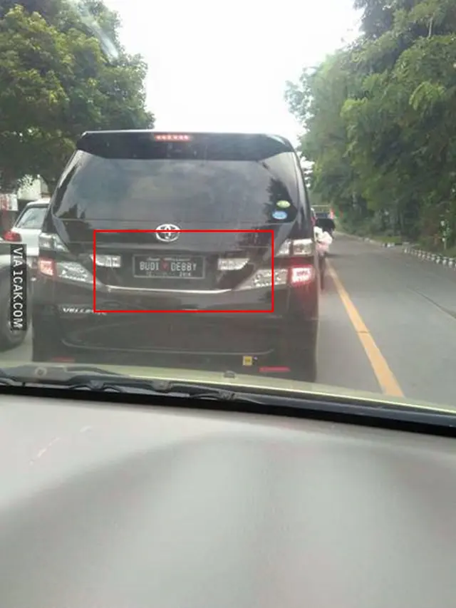6 Tulisan Lucu di Pelat Nomor Mobil Ini Bikin Ketawa Geli