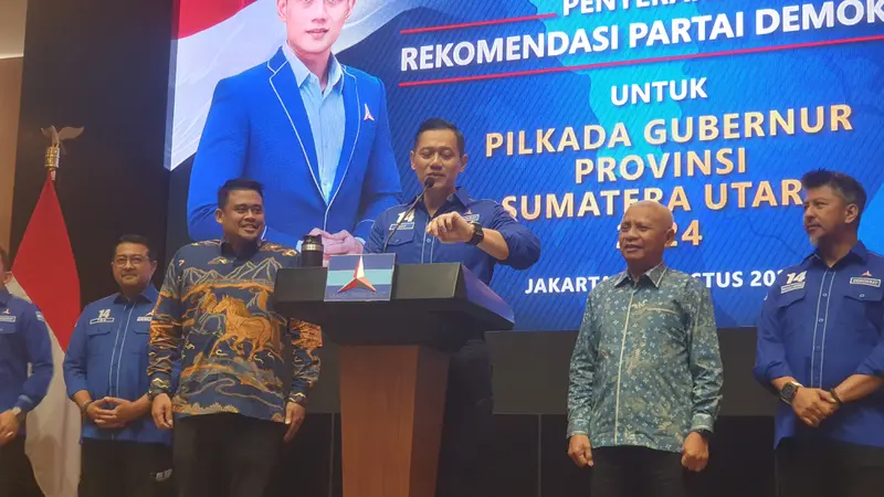 Ketua Umum Partai Demokrat, Agus Harimurti Yudhoyono (AHY), menyerahkan rekomendasi dukungan kepada tujuh pasang bakal calon gubernur dan wakil gubernur yang akan berkompetisi dalam Pilkada 2024. (Merdeka.com/Bachtiarudin Alam)