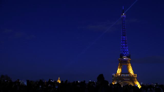 Menara Eiffel Diterangi Warna Bendera Ukraina