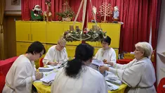 Sejumlah perempuan berkostum asisten sinterklas menjawab daftar keinginan anak-anak di Kantor Pos Natal di Himmelpfort, Jerman, 19 Desember 2018. Menjelang Natal, kantor pos ini kewalahan menerima surat dari anak-anak seluruh dunia. (Tobias SCHWARZ/AFP)