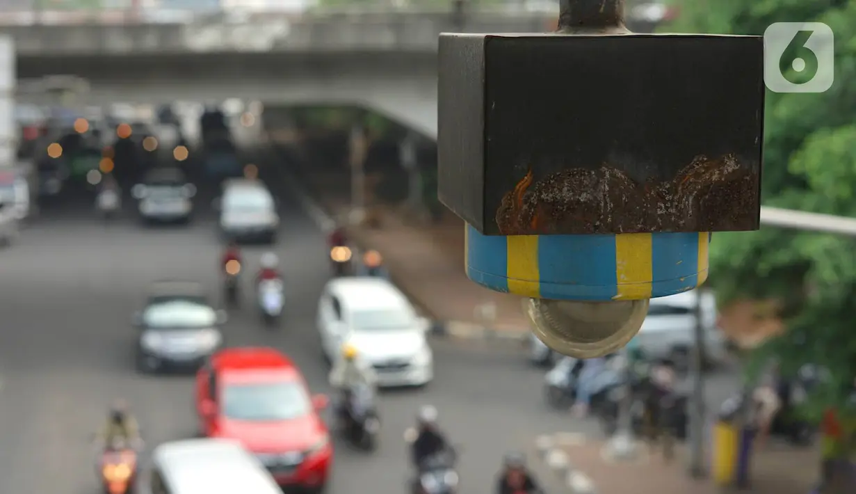 Kamera CCTV pemantau arus lalu lintas terpasang di JPO kawasan Cawang, Jakarta Timur, Kamis (10/10/2019). Pemprov DKI Jakarta menyetujui untuk menganggarkan Rp 38 miliar untuk pengadaan 45 kamera tilang elektronik atau Electronic Traffic Law Enforcement (E-TLE). (Liputan6.com/Immanuel Antonius)