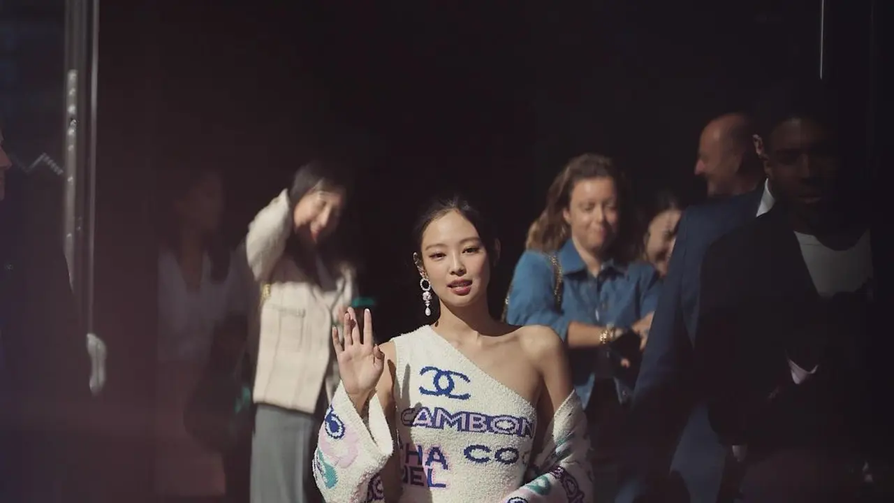 Jennie BLACKPINK Tampil Stunning Pakai Mini Dress Putih Hadiri Chanel SS23 Show di Paris Fashion Week
