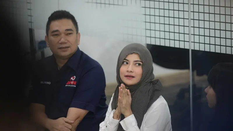 Vanessa Angel Cantik Berhijab Saat Menggelar Syukuran Bersama Anak Yatim