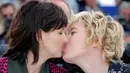Aktris Juliette Binoche (kiri) mencium Valeria Bruni Tedeschi selama sesi pemotretan untuk film "Ma loute" (Slack Bay) dalam kompetisi di Festival Film Cannes ke-69 di Cannes, Prancis, 13 Mei 2016. (REUTERS/Jean-Paul Pelissier)