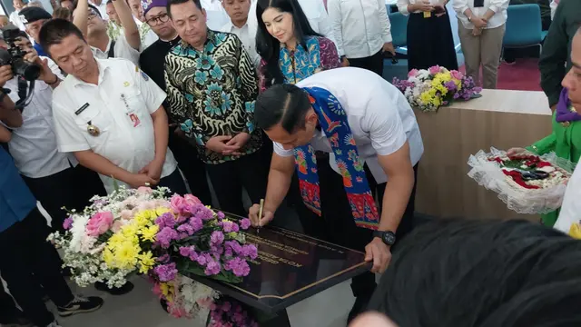 Menteri Agraria dan Tata Ruang/Kepala Badan Pertanahan Nasional (ATR/BPN) Agus Harimurti Yudhoyono meresmikan Kantor Pelayanan Pertanahan di Jakarta Selatan, Rabu (3/4/2024). (Arief/Liputan6.com