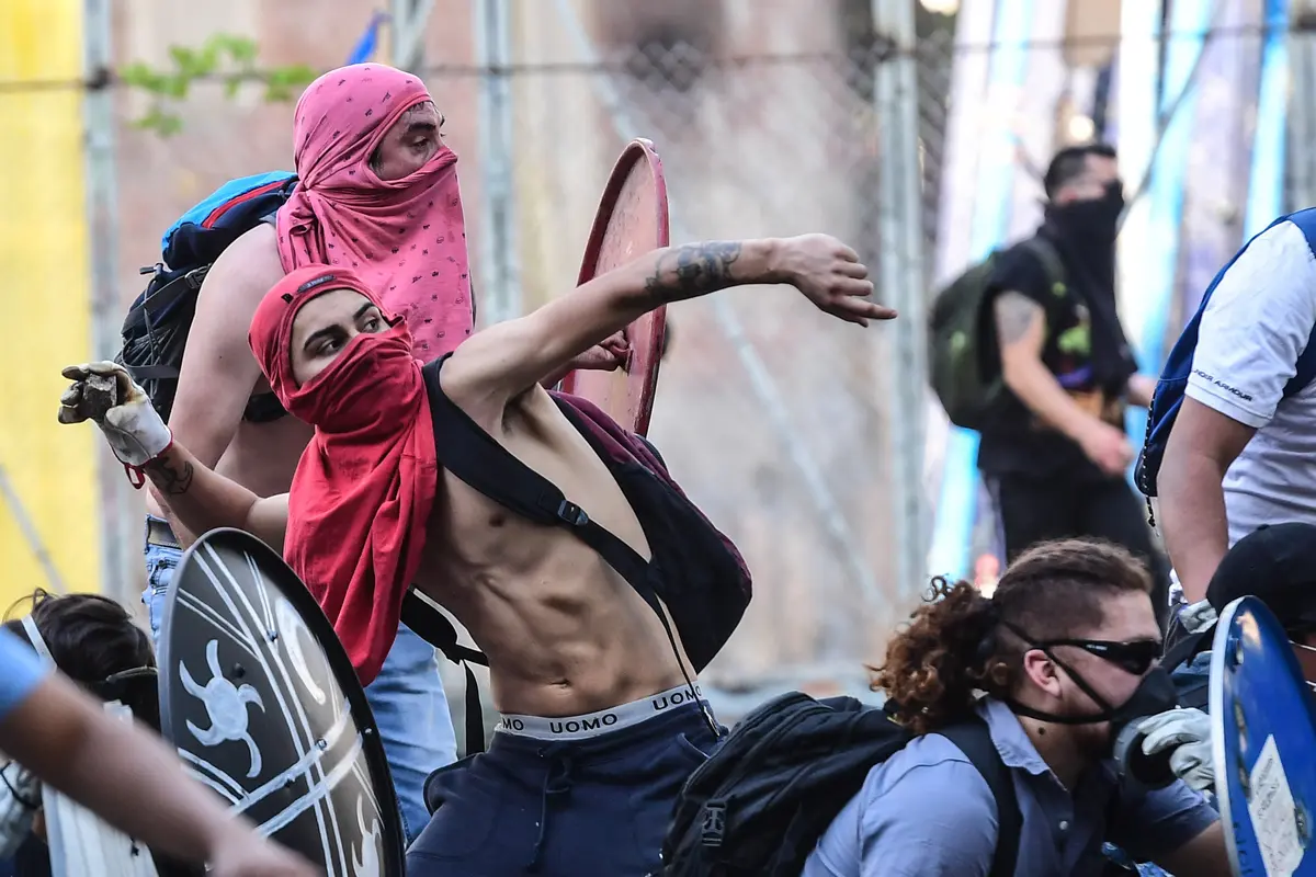 Ketapel hingga Raket Tenis Jadi Senjata Demonstran di Chile