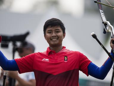Pemanah putra Indonesia, Riau Ega, saat berlaga pada nomor recurve men's individual Asian Games di Lapangan Panahan, Senayan, Jakarta, Selasa (28/8/2018). Riau Ega mendapat medali perunggu. (Bola.com/Vitalis Yogi Trisna)