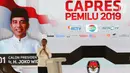 Capres nomor urut 01 Joko Widodo atau Jokowi memaparkan visi misi dalam debat keempat Pilpres 2019 di Hotel Shangri-La, Jakarta, Sabtu (30/3). Debat kali ini mengangkat tema tentang ideologi, pemerintahan, pertahanan dan keamanan, serta hubungan internasional. (Liputan6.com/JohanTallo)