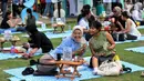 Warga menikmati suasana di Taman Lapangan Banteng, Jakarta, Jumat (27/6/2025). (Liputan6.com/Angga Yuniar)