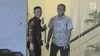 Ajudan terdakwa Setya Novanto, Corneles Towoliu usai menjalani pemeriksaan di Gedung KPK, Jakarta, Jumat (9/2). Corneles diperiksa KPK sebagai saksi untuk tersangka korupsi e-KTP Anang Sugiana Sudihardjo. (Liputan6.com/Herman Zakharia)