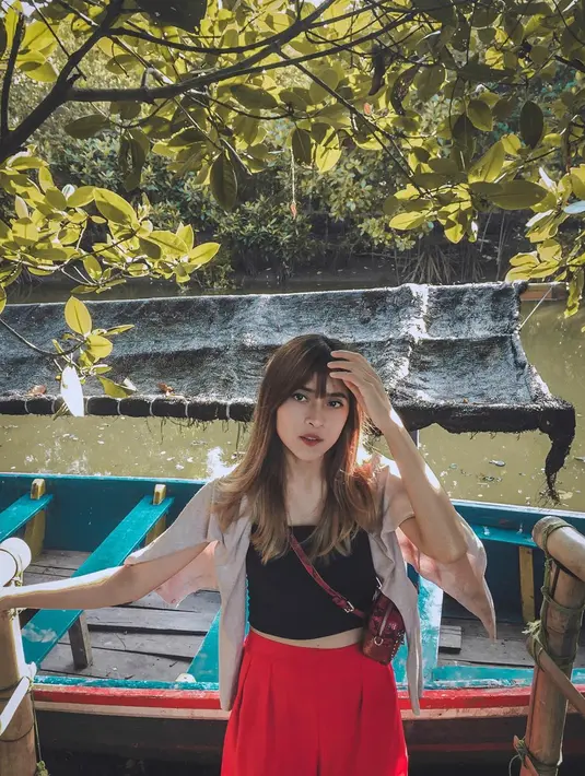 Cici disebut mirip dengan Shandy Aulia, artis yang dipasangankan dengan Dodit di film Cinta Itu Buta. Penampilannya pun terlihat modis dan fashionable (Liputan6.com/IG/@angelinaci_)