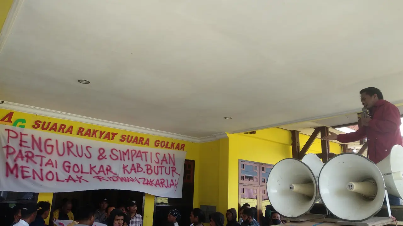 Kader DPD Golkar Buton Utara saat berdemonstrasi di Kendari, Senin (6/7/2020).(Liputan6.com/Ahmad Akbar Fua)
