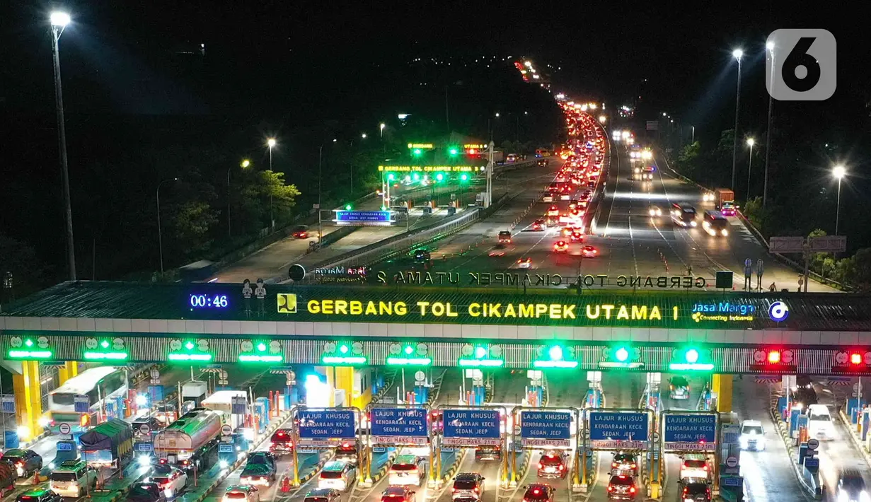 <p>Sejumlah kendaraan melintas saat diberlakukan "Contra Flow" di Ruas tol Jakarta - Cikampek, Kamis (28/4/2022) dini hari. Contra Flow yang dimulai dari KM 47 tersebut sebagai langkah  untuk mengurangi kepadatan lalu lintas arus mudik Lebaran di ruas tol Jakarta - Cikampek arah Cikopo-Palimanan. (Liputan6.com/Herman Zakharia)</p>