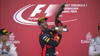 Pebalap Red Bull Racing, Daniel Ricciardo, menjadi juara pada balapan F1 GP Baku, Minggu (25/6/2017). Sementara Sebastian Vettel mengungguli Lewis Hamilton. (Bola.com/Twitter/F1)
