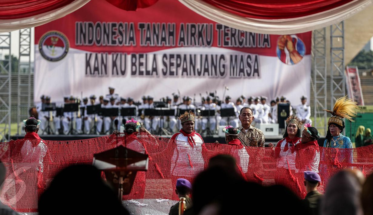 Menhan Ryamizard Ryacudu mengikuti proses Apel Gelar Nasional Bela Negara 2016 di Silang Monas, Jakarta, Selasa (23/8). Kegiatan ini dalam rangka melanjutkan Gerakan Nasional Bela Negara yang dicanangkan Presiden Jokowi. (Liputan6.com/Faizal Fanani)