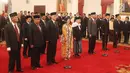 Kepala Dewan Pengarah dan Kepala Unit Kerja Presiden bidang Pembinaan Ideologi Pancasila (UKP-PIP) Yudi Latif (kiri) bersama sembilan anggota saat dilantik Presiden Joko Widodo di Istana Negara, Jakarta, Rabu (7/6). (Liputan6.com)