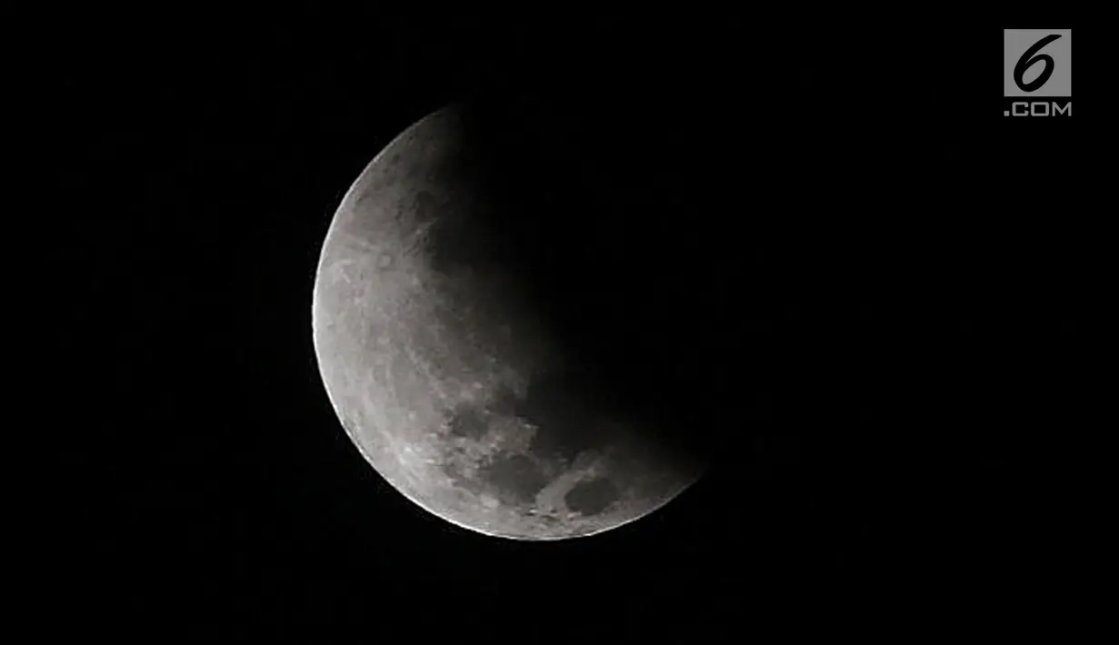 Fenomena gerhana bulan sebagian (parsial) terlihat di langit Jakarta pada Rabu (17/7/2019) dini hari. Gerhana bulan terakhir dalam tahun 2019 ini merupakan fenomena jenis gerhana bulan parsial, karena masih ada yang tampak sebagian. (Liputan6.com/Johan Tallo)