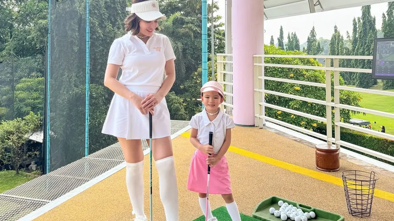 Potret Sporty Claire Anak Shandy Aulia Belajar Golf, Pakai Kalung Buatan Sendiri