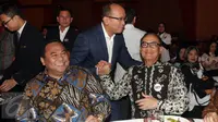 Wakil ketua Kadin Rosan P. Roeslani  (tengah) menyalami ketua kadin Suryo Bambang Sulisto di Hotel Ritz Carlton, Jakarta, (21/11). Rosan P. Roeslani mendeklarasikan pencalonan dirinya sebagai Ketum Kadin periode 2015-2020. (Liputan6.com/Faisal R Syam)