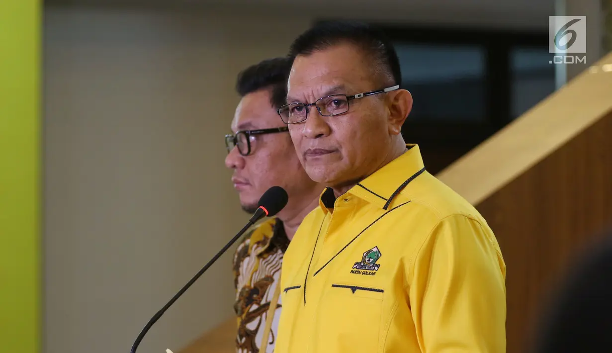 Sekjen Partai Golkar Lodewijk Freidrich Paulus didampingi Ketua DPP Ace Hasan Sadzilly menyampaikan keterangan pers terkait pemberhentian Bowo Sidik Pangarso dari kepengurusan DPP Golkar di kantor DPP Partai Golkar, Slipi, Jakarta, Kamis (28/3). (Liputan6.com/Johan Tallo)