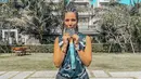 Nia Ramadhani pun memamerkan medali lari marathonnya. Ia tampil dengan atasan tanpa lengan dipadukan celana pendek hitam. Serta sepatu lari Nike dan kaos kaki panjang pinknya. [@ramadhaniabakrie]
