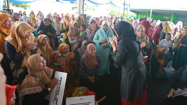 Bupati Banyuwangi Ipuk Fiestiandani secara simbolis menyerahkan insentif guru ngaji (Istimewa)